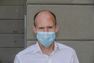 Auch die Lehrpersonen tragen aus Solidarität teilweise Maske, Kaspar Grünig geht mit dem guten Vorbild voraus. (Bild pd)