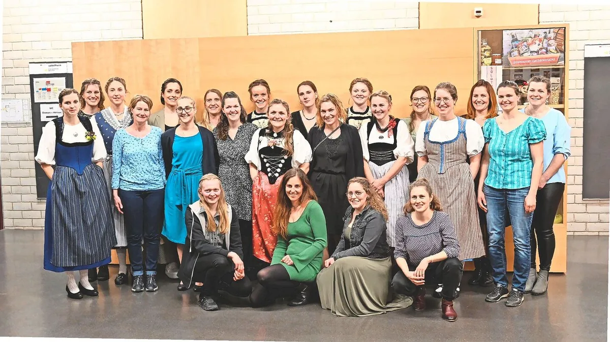 da86ce1e8c24521e635df1e6ddae5d31102e2aeb51d00a0b91c43c62d6fc1049 Sie alle haben mit dem Abschluss der Bäuerlich-Hauswirtschaftlichen Fachschule am Wallierhof einen Meilenstein erreicht. Einige von ihnen werden den Weg zur Bäuerin mit Fachausweis weitergehen.