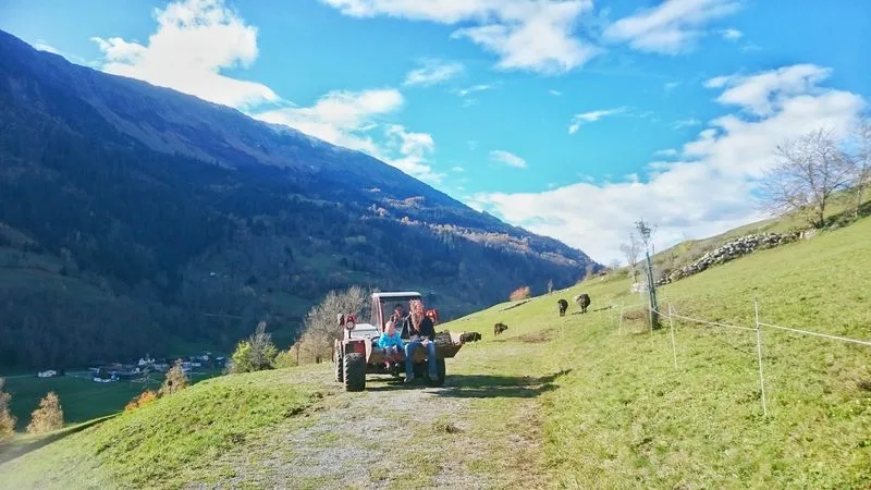6f970e9e8aad2b2752b7f7333eabd3f09e817a1c Klein und Gross packen für die Bergsolawi in Sumvitg (Graubünden) an. (Bild ly)