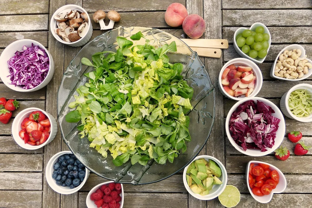 Tisch_salat Der Bund will die Ernährung der Schweizer verbessern – mit Information und viel Freiwilligkeit