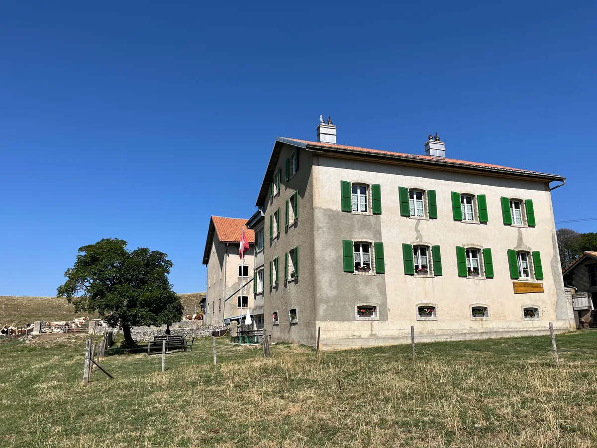 Der auf über dreizehnhundert Metern gelegene Sömmerungsbetrieb Grand Coeurie. Ernest Frick, der Bruder des Hirten betreibt im Haus eine gut frequentierte Buvette.