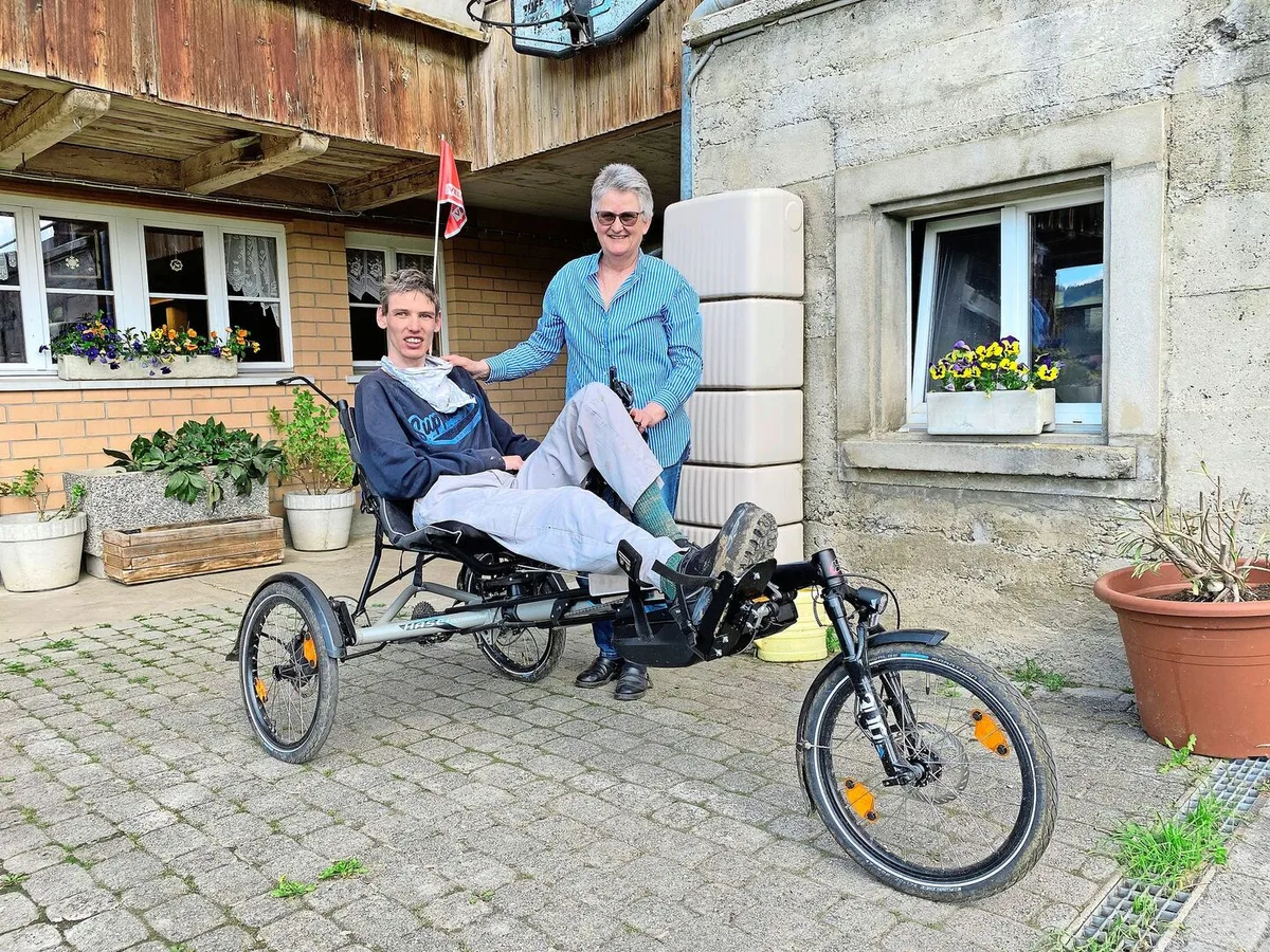 6566162fc528972d37477d46fb6e9eae26259b20d2c7bc2940835e1f74658e61 Anita Binker mit ihrem Sohn Adrian Reusser, der stolz sein Spezial-Liegevelo vorführt, das ihm ein Stück Selbstständigkeit gibt.