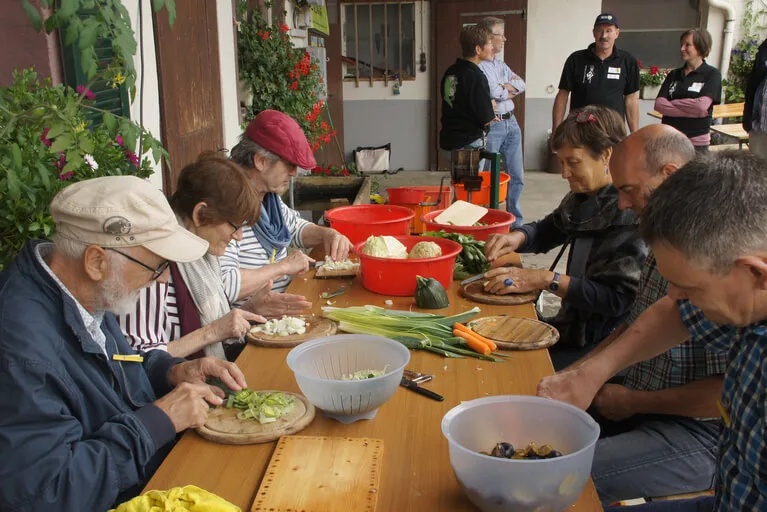 f1ab574cde82296a3fd9bc1fb6ea43531bb23d84 Für das Mittagessen packen alle mit an. (Bild lid)
