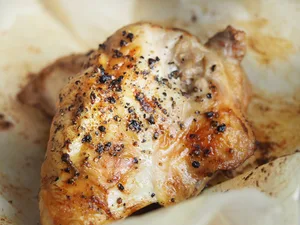 Zuhause kocht man anders, als man im Restaurant bestellen würde. Z. B. Pouletfleisch nach einem Rezept aus dem Internet. (Bild dbreen / Pixabay)
