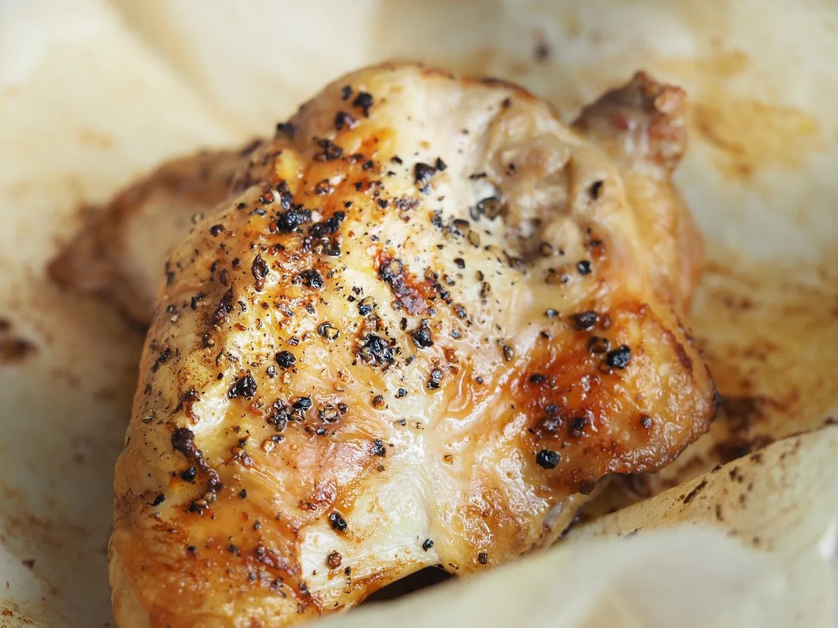 Zuhause kocht man anders, als man im Restaurant bestellen würde. Z. B. Pouletfleisch nach einem Rezept aus dem Internet. (Bild dbreen / Pixabay)