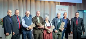 Ehrung Milchkontrolleure mit 60, 55 und 50 Dienstjahren: v.l. Vize-Direktor Alex Barenco, Präsident Markus Gerber, Gottfried Käser, Alchenstorf (55 Dienstjahre), Paul Zurbrügg, Achseten (60 Dienstjahre), Emmi Steiner-Schranz, Reichenbach i. K. (50 Dienstjahre), Otto Leuenberger, Rüegsbach (60 Dienstjahre), Vize-Präsident Adrian Weber und Direktor Matthias Schelling. Alfred Allenbach-Christen, Adelboden, (50 Dienstjahre) war nicht anwesend.