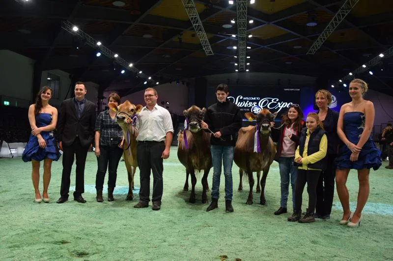 8cc215a894ec0fe97a7c4a886a2711dc7cbb0de9 Grand Champion (links): ERLigen May Mia, Werner Kenel, Arth. Reserve Grand Champion (Mitte): Pradergens Fantom Islande, Cédric und Monique Rey, Grens. Mention Honorable (rechts): Pradergens Legacy Kaloua, ebenfalls Cédric und Monique Rey, Grens. (Bilder Peter Fankhauser)