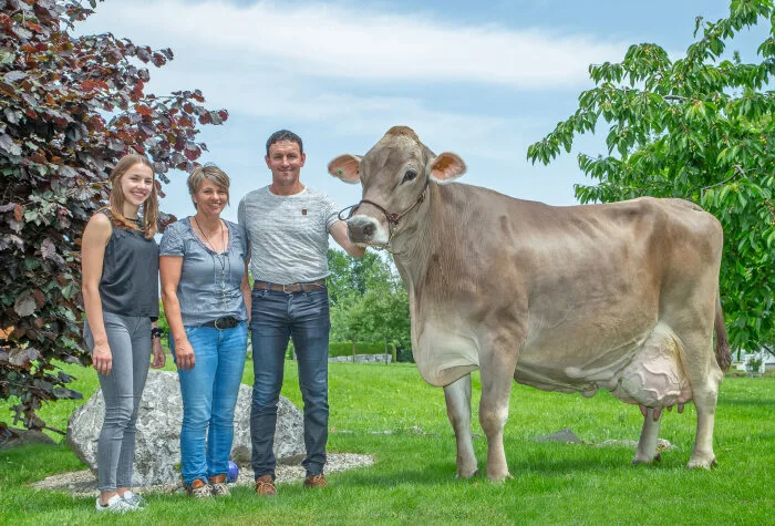 6db3245720a660e792bdce88f838263436bca69e Heini Stricker, hier mit Frau Esther und Tochter Simone war erster Schweizer Branding-Botschafter. Stolz präsentiert er Kuh Vigor Liga, welche über 110'000 kg Milch bei 4.37 % Fett und 3.54 % Eiweiss gegeben hat. (Bilder Braunvieh Schweiz)