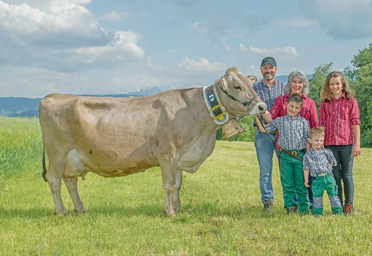 c236e7b53b1c0d7a5da2ac2f1c360bc664f01ffb Etvei Beauty ist in neun Laktationen auf eine Lebensleistung von 128 000 Kilogramm Milch gekommen. Darauf sind Franz Abächerli und Andrea Durrer sowie ihre Kinder Meik, Iwan und Sara (v. l. n. r.) stolz.(Bild Hugo Studhalter, Braunvieh Schweiz)