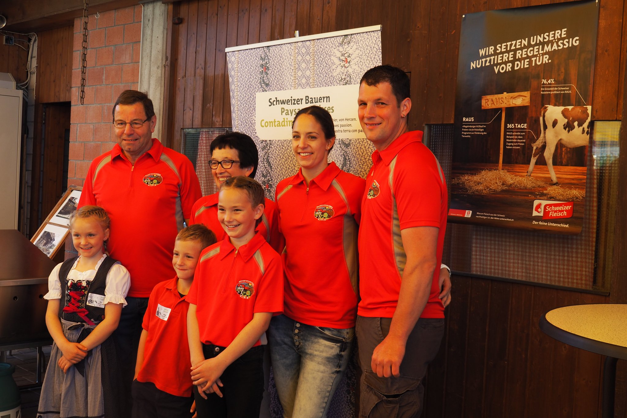 Auf dem Eigenmannshof leben drei Generationen (v. l. n. r.): Bruno und Edith Eigenmann, Sandra und René Eigenmann. Vorne deren Kinder Sarina, Fabian und Anja.
