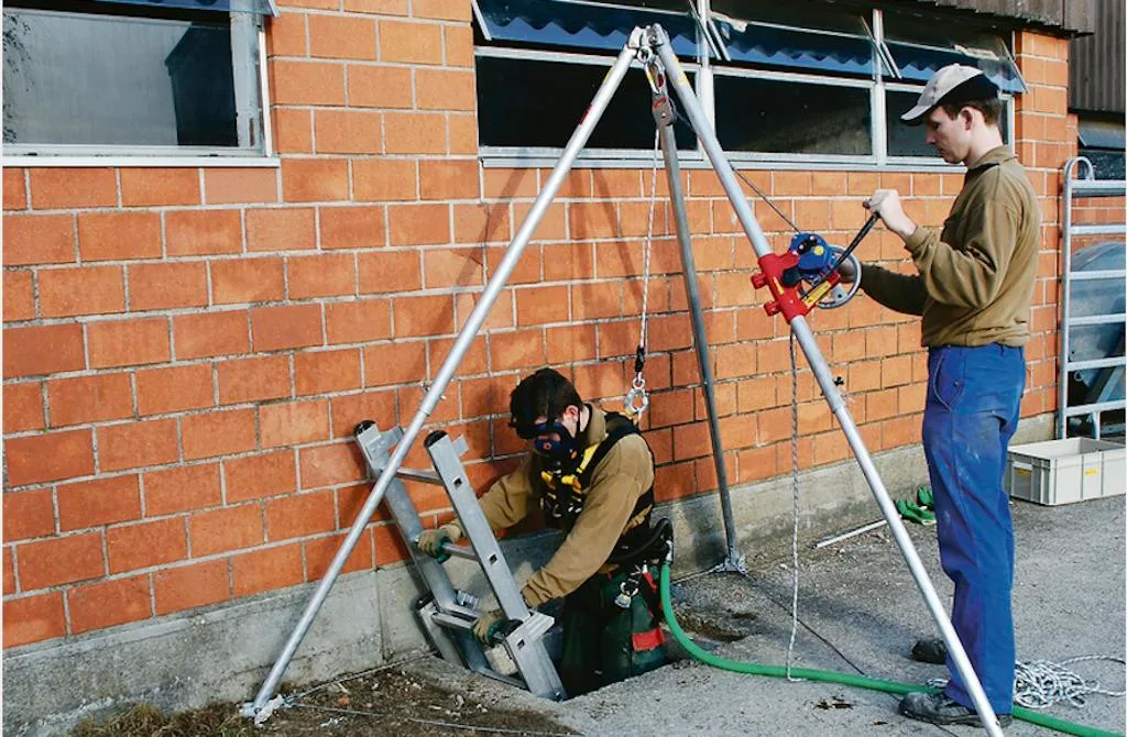 fc050934ed985130fa7de046befad52405a6adc8 Das Arbeiten in der Güllegrube ist gefährlich. Belüftung ist im Normalfall unumgänglich. Mit einem Schutzanzug mit Frischluftgerät kann man aber auch in die Güllegrube steigen. (Bild BUL)
