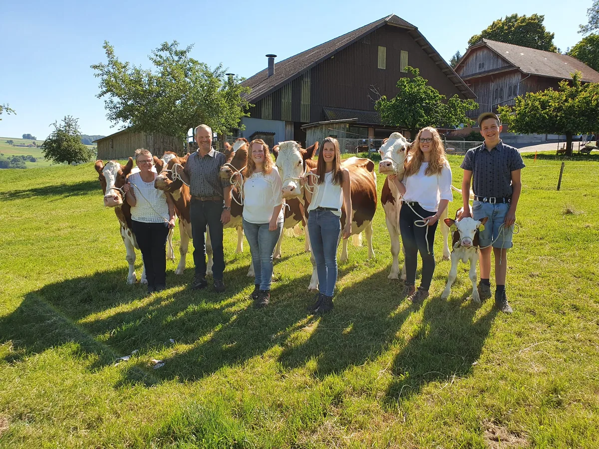 49138249b8fbcb41bc4b4a0f69aaf579a309d8db Familie von Moos mit den sechs Generationen ihrer Kühe: Judith mit Marina, Josef mit Foxa, Sarah mit Adventa, Tanja mit Dolly, Lea mit Linth und Marco mit Edelweiss. (Bilder zVg)