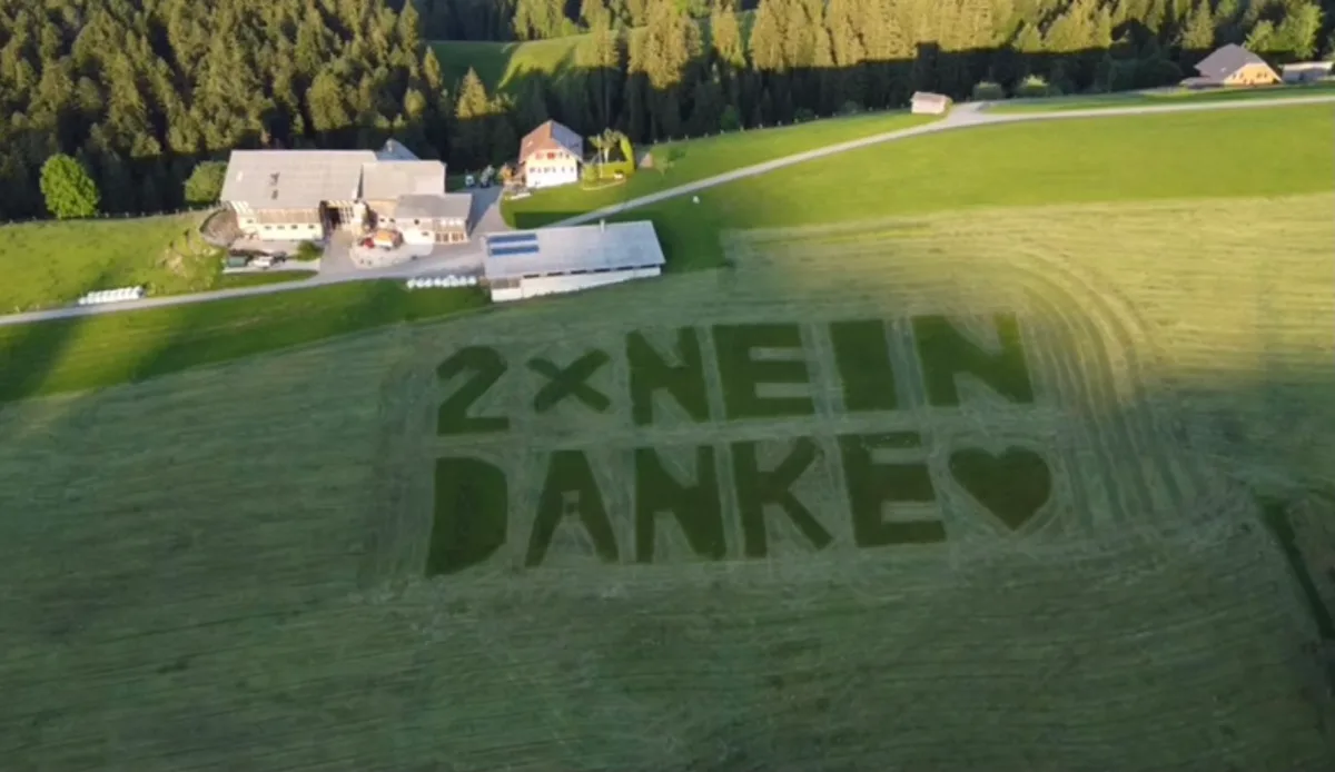 45cdb2dfa90d6dc245c188f50c0b986845a4fc41 Abstimmungswerbung mit Dank: Der Entlebucher Landwirt Thomas Gerber aus Wiggen hat beim Heumähen in Marbach auch noch ein bisschen Politik betrieben. (Bild Screenshot)