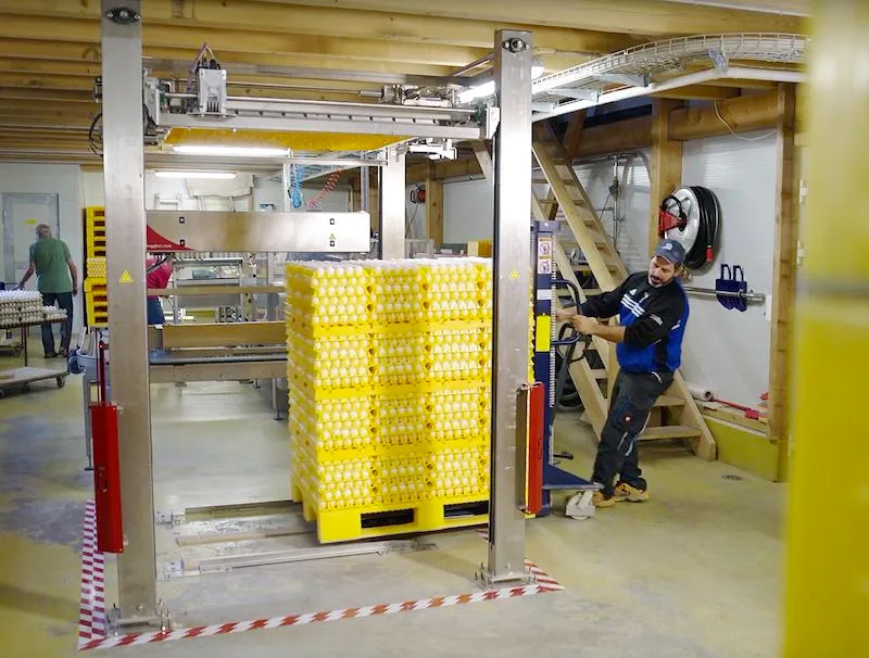 d0125b967fb39ff8207e5a3ff1a6b5795050a1e1 Rolf Pfeiffer setzt auf seinem Betrieb den M'eggbot ein. Das nimmt ihm viel Arbeit ab. (Bild Screenshot Video Rolf Pfeiffer)