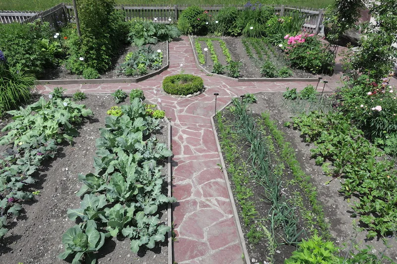 de75bf18de57a9b85490bd09b6aa188329ad0b2b Beim Gärtnern soll es im Garten nicht nur wachsen und gedeihen, ... (Bild Esther Thalmann)