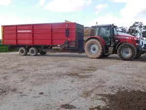 Der neue Ausfütterungswagen ist endlich angekommen. Durch Covid mussten wir mehrere Monate auf den 35 m³ grossen Wagen warten.