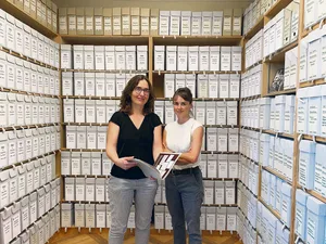 Simona Isler (links) und Lina Gafner, die beiden Leiterinnen der Gosteli-Stiftung in einem der Archiv-Räume in Worblaufen.