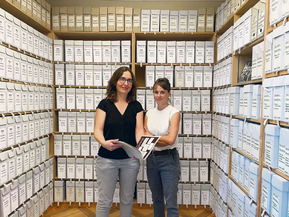 3745b4bf14a28420af60f97468d8490c70f0549cc449b5ddc24d6cc64bb66b12 Simona Isler (links) und Lina Gafner, die beiden Leiterinnen der Gosteli-Stiftung in einem der Archiv-Räume in Worblaufen.