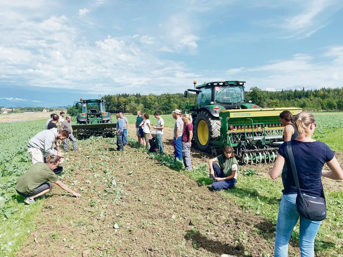 0dafeafcde5708280cc8eb064c9a660ffd3e41d15d7fbfc5ec3e30334f17cd54 An einem Feldtag von Regenerativ Schweiz in Suchy VD wird den Teilnehmenden erklärt, welche Vorbereitung es für eine optimale Flächenrotte braucht.