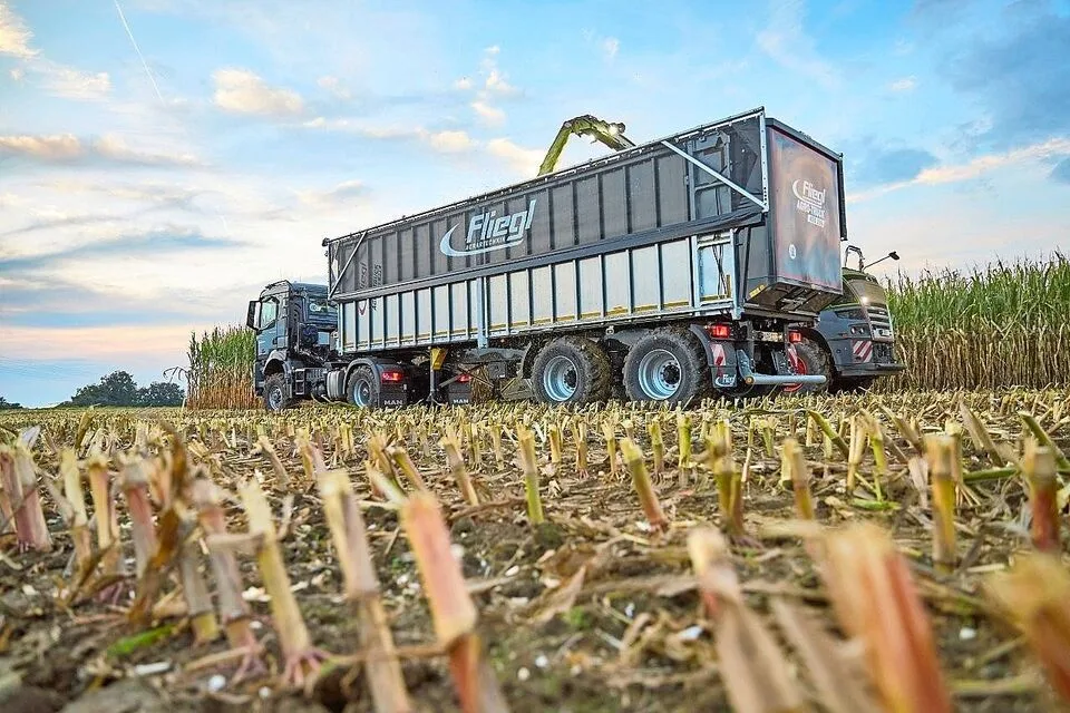 dc295a70f7eb593c50e3860cd2c070bb20b852f6989cc69be83b8dd5ee5c39dc Mit dem Agrotruck will Fliegl den Transportvorteil eines LKW auf der Strasse erreichen und auch das Fahren auf dem Feld ermöglichen.Bild: Fliegl