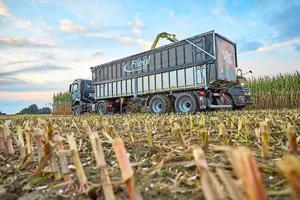 Mit dem Agrotruck will Fliegl den Transportvorteil eines LKW auf der Strasse erreichen und auch das Fahren auf dem Feld ermöglichen.