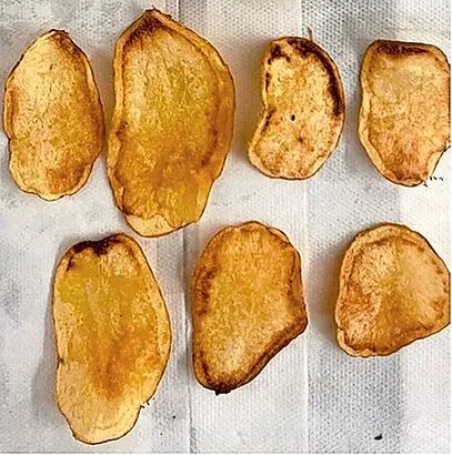 Kartoffelchips mit ausgeprägten Verbräunungen wegen Arsenophonus-Bakterien.