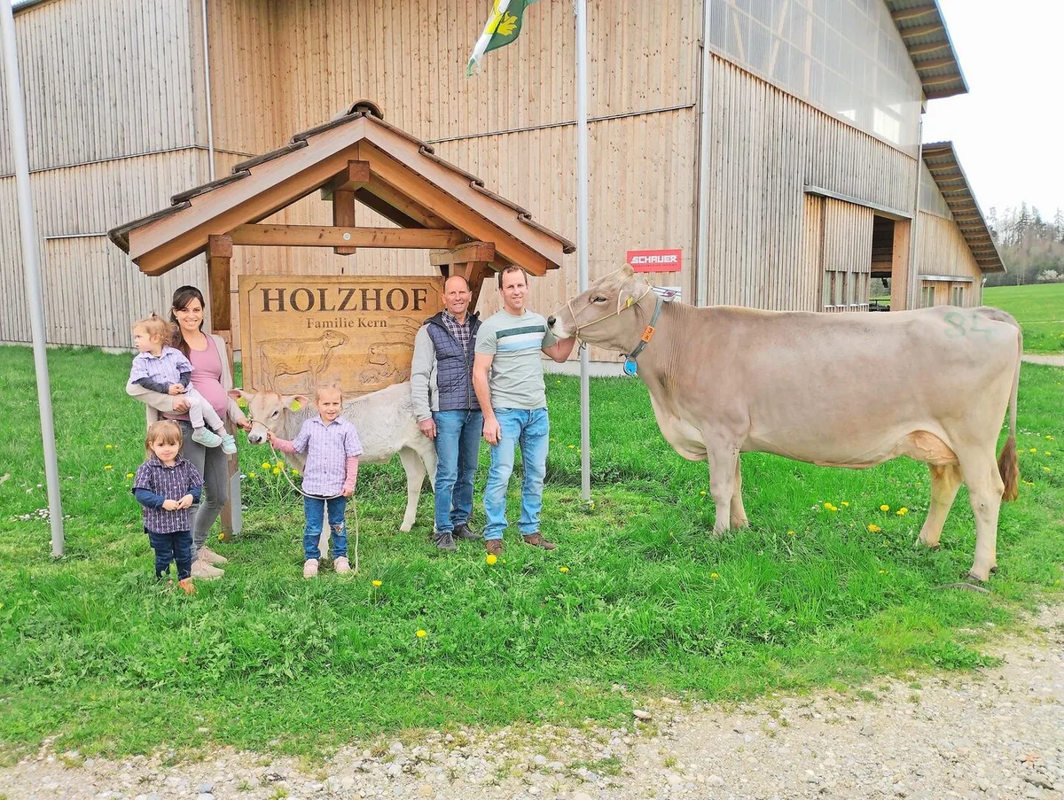 ff32bf91d7b1b247f808e596da867cbed3a88d2d6f5ea9fc55707c1cea920e0b Monika Kern mit den Töchtern Linnea, Ladina und Alina mit Kalb Capri, Vater Armin Kern mit Betriebsleiter Christian Kern neben Holzhofs Bender Valencia (v. l.).