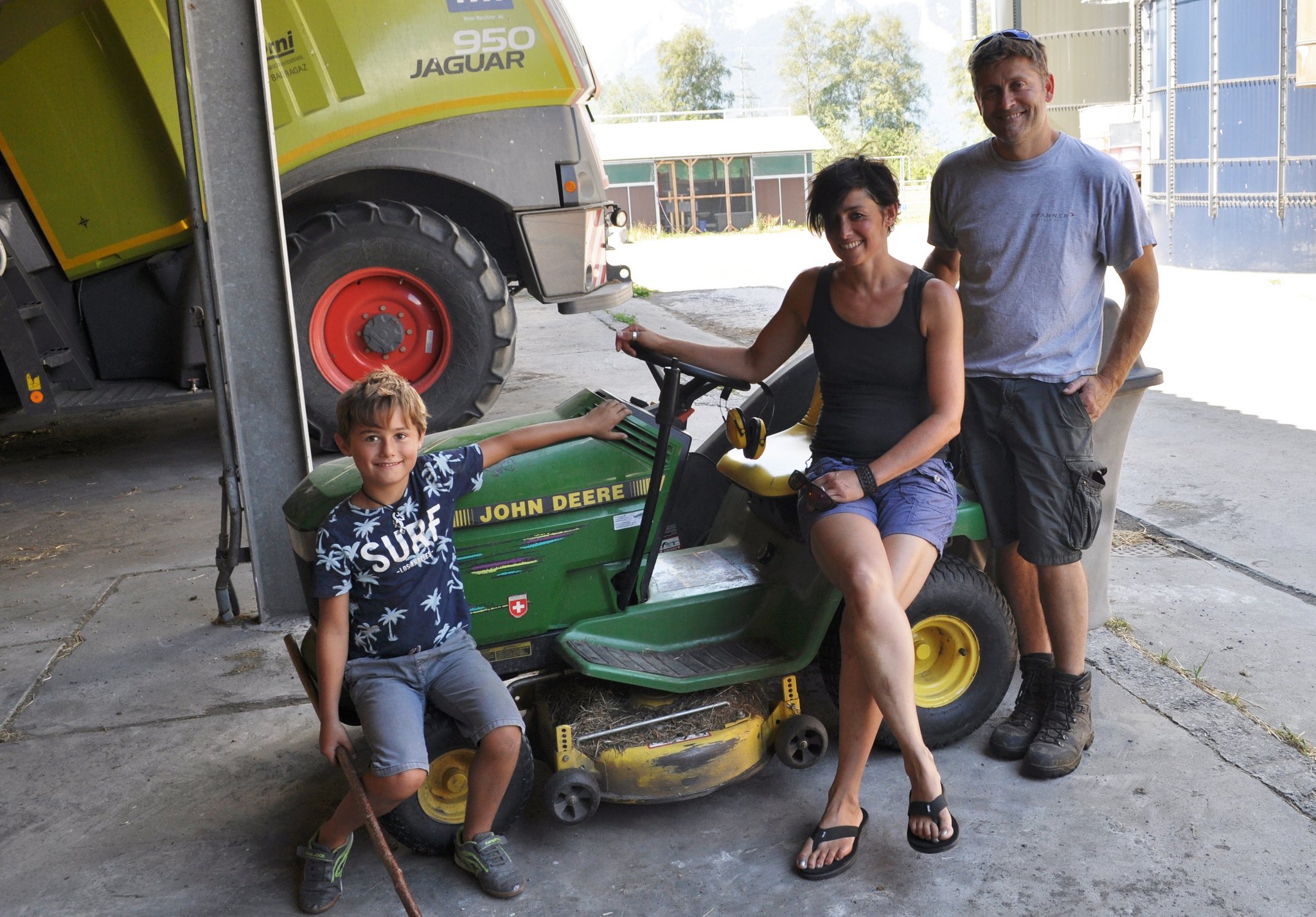 Andrina und Urs Horni mit Sohn Norik: Stolz präsentiert der Junior seinen ersten Traktor.  Bilder: Ramona Riederer