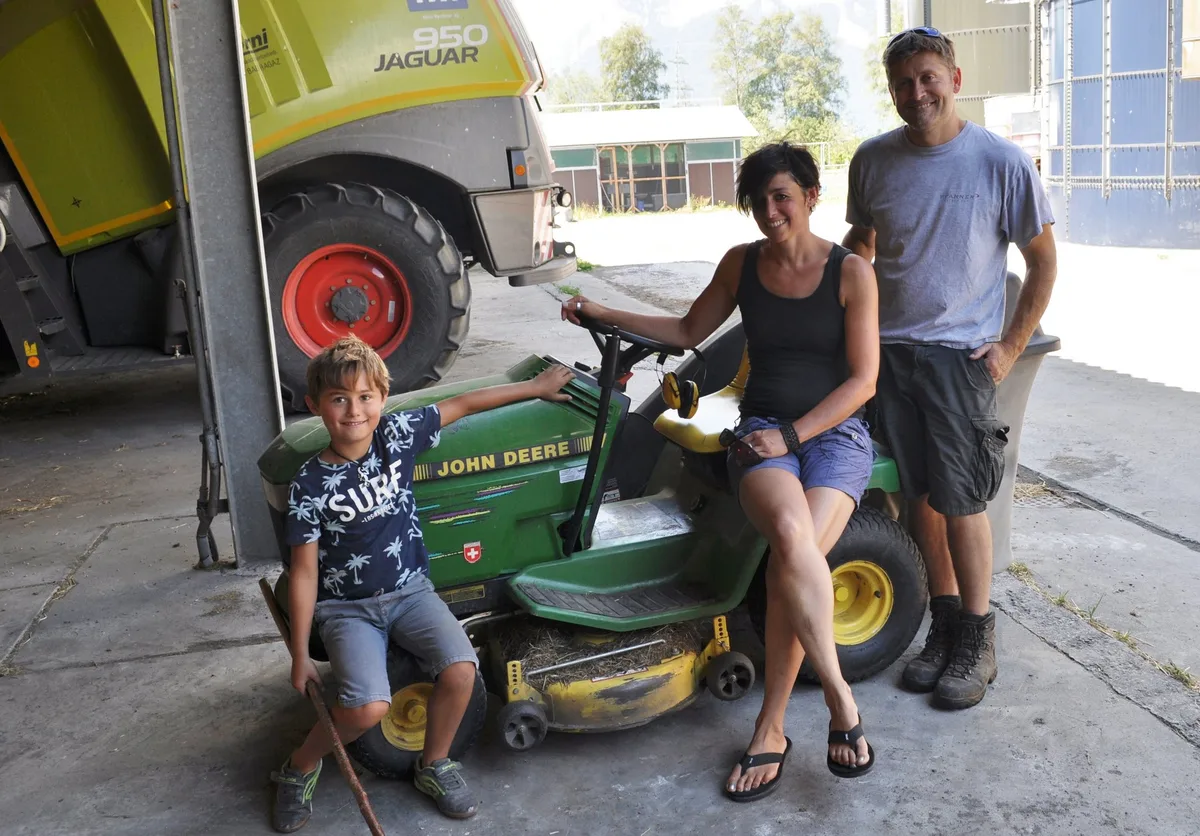 2884669a23deb8f41a9ee53d66516b914dcb7e02 Andrina und Urs Horni mit Sohn Norik: Stolz präsentiert der Junior seinen ersten Traktor. Bilder: Ramona Riederer