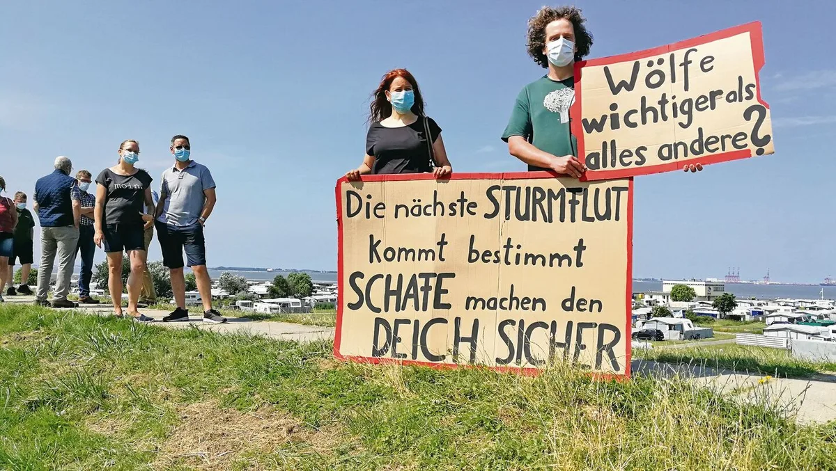 70036f53a539294978e0d9e029b4b6331bb22eb64dd574b1162613906349dcee Jutta und Dirk demonstrieren zusammen mit anderen besorgten Bauernfamilien für ein «echtes» Wolfsmanagement auf dem Deich im norddeutschen Butjadingen.
