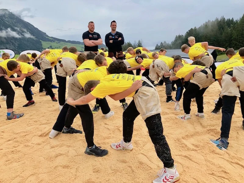 baee6c62a249abe40edf477f6f00c969e15c70c1 Matthias Glarner (l.) und Kilian Wenger trainieren im Königs-Camp junge Schwinger. (Bilder Esther Thalmann)