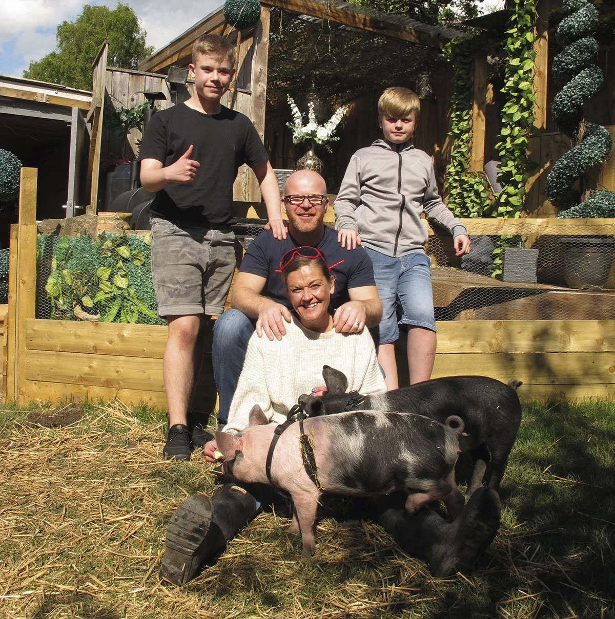 71da2de788527060d87fa8a78c711345c0e28878 Werden Sie die Schweine essen oder nicht? Eine von vier Familien die sich der Challenge in der Realityshow «Meat the Family» stellt. (Bild Red Arrow Studios International)