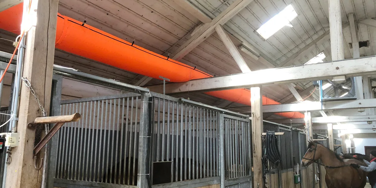 Schlauchlueftung_hafl Nur der Schlauchventilator konnte das Klima im Pferdestall verbessern