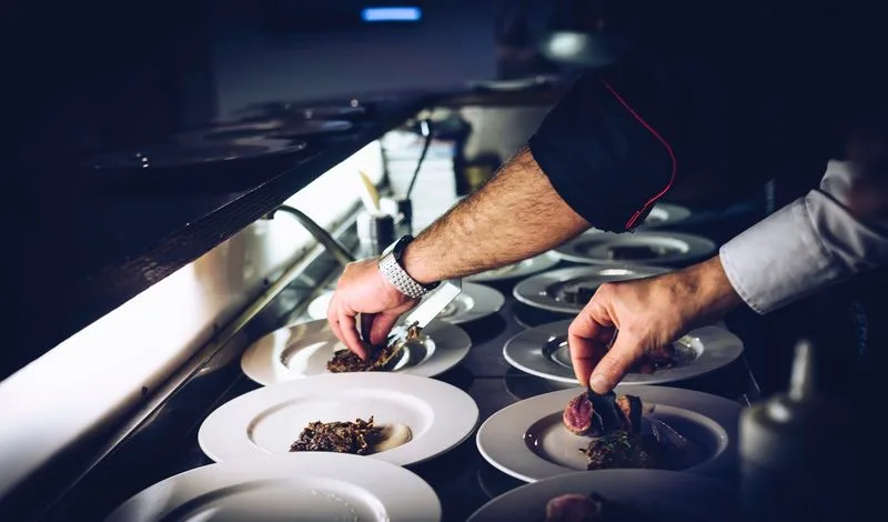 f76453ee6201f1649590449e3763713ffe508544 Die Gastronomie kämpfe schon heute mit hohen Warenkosten - die Initiativen würden dies nur noch verschärfen, schreibt GastroSuisse. (Bild Unsplash)