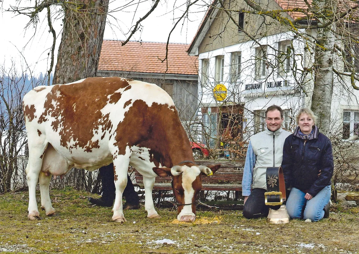 384d853f271790cacfe8c0646837b1d068043c90 Sandra und Richard Ueltschi aus Les Reussilles verkaufen am 26. Juni fast ihren gesamten Viehbestand. Nur ein paar der ältesten Kühe bleiben auf dem Betrieb. (Bild KeLeKi)