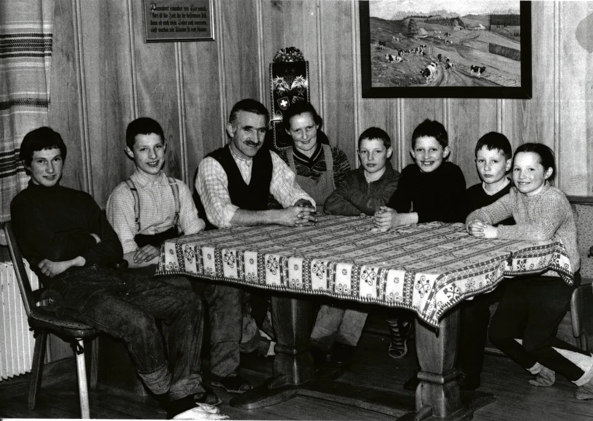 81a1bddf23570e0baf6dd3ebc3a37f2cc7c621a5 Daniel und Anna Fankhauser aus Grosshöchstetten BE mit ihren sechs Kindern. Links der älteste Sohn Jakob, der die Farm heute in Kanada weiterführt. Das Bild entstand zirka 1976. (Bilder Familie Fankhauser)