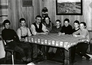 Daniel und Anna Fankhauser aus Grosshöchstetten BE mit ihren sechs Kindern. Links der älteste Sohn Jakob, der die Farm heute in Kanada weiterführt. Das Bild entstand zirka 1976.