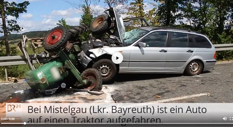 ee09fcceef79aa4e5f286e68923ef44b827d33ba Die Lenkerin fuhr dem Traktor auf einer Staatsstrasse auf. (Bild Screenshot BR24)
