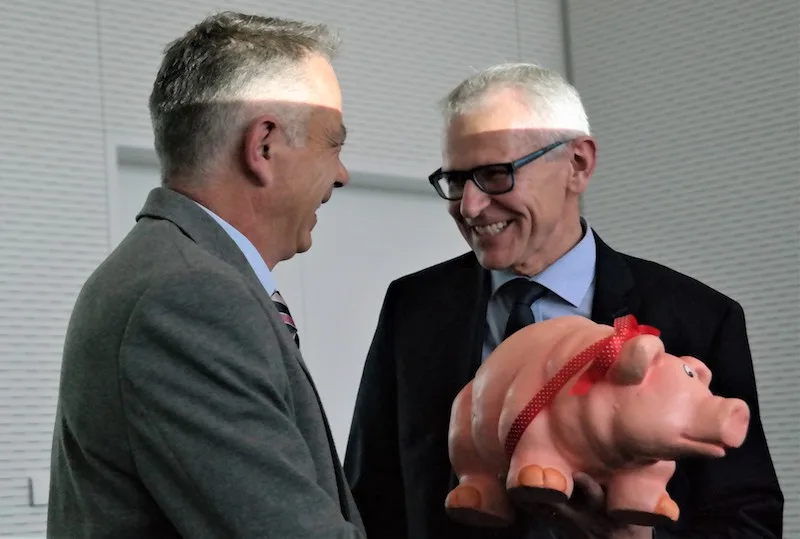 20488d31cfc0e1d25b0a897680f2fad41ab831a6 Nationalrat Leo Müller, rechts, übernimmt von Jürg Barmettler das symbolische Sparschwein für die Suisag Führung. (Bilder Josef Kottmann)