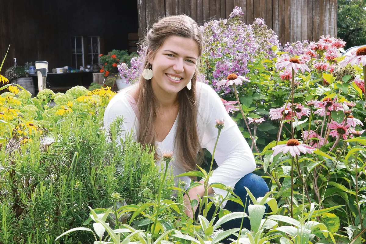 955262bad17e3dec25951e3f39715fe0a55a8b8b Joy Stäger, das Stadtmädchen aus Winterthur, ist der Liebe wegen aufs Land gekommen. Hier im Blumen- und Kräutergarten vom Loorhof, wo sie Teilzeit arbeitet. Ihr Partner ist nicht Landwirt – die Ausbildung zur Bäuerin hat sie für sich selber entdeckt. (Bild Ruth Aerni)