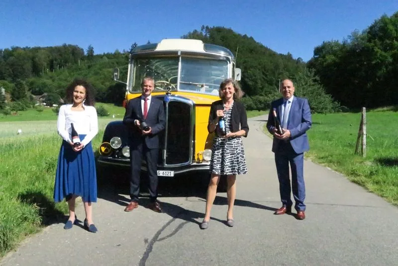 9a37ec212500a39dd128d86e526a2b1b3938423f Staatsschreiberin Vincenza Trivigno; Roland Michel, Präsident Branchenverband Aargauer Wein; Grossratspräsidentin Edith Saner; Landammann und Landwirtschaftsdirektor Markus Dieth (v.l.n.r.). (Bild Kt. Aargau)