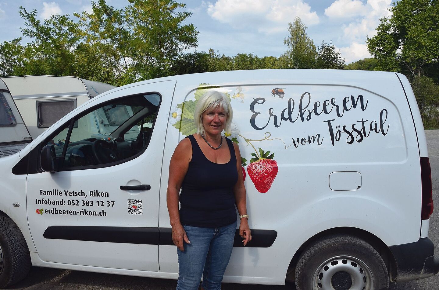 Sonja Vetsch vor dem Lieferwagen des Betriebs. Die Familie bewirtschaftet den Pachtbetrieb seit 1990. Erdbeeren und Milchwirtschaft sind die Hauptbetriebszweige. Zwei Blumenfelder – zum Selbstschneiden – runden das Angebot ab.