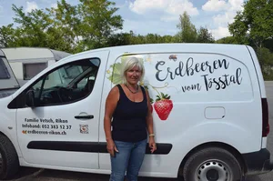 Sonja Vetsch vor dem Lieferwagen des Betriebs. Die Familie bewirtschaftet den Pachtbetrieb seit 1990. Erdbeeren und Milchwirtschaft sind die Hauptbetriebszweige. Zwei Blumenfelder – zum Selbstschneiden – runden das Angebot ab.