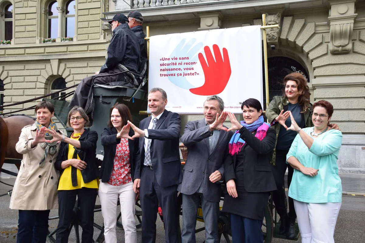 e9f1b57644f6caa8b8520e335393e1672b7f5644 Die Initianten und Initiantinnen starten vor dem Bundeshaus die Kampagne "Bäuerinnen-Appell". (Bild lko)
