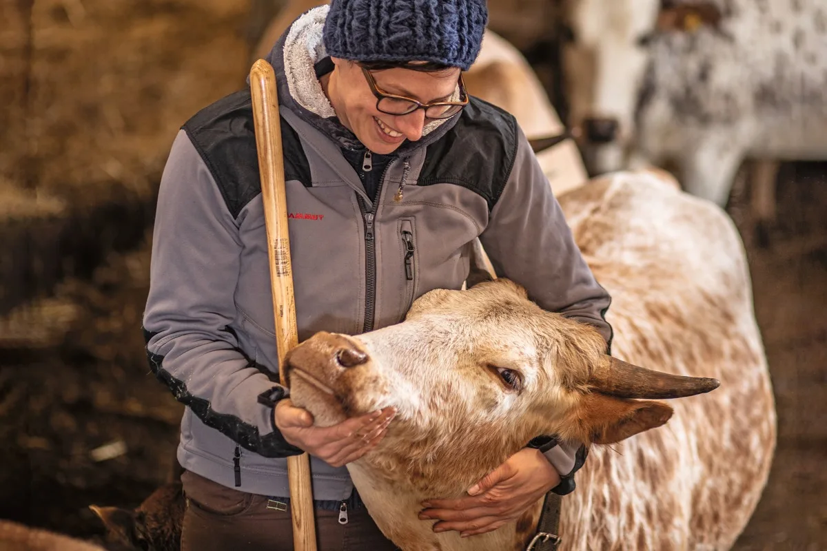 b322b99953401f2460ebc3c998e22ec5b2cdd69c Rebekka Strub und ihre Tiere – das ist eine Herzensangelegenheit. Bild: Pia Neuenschwander
