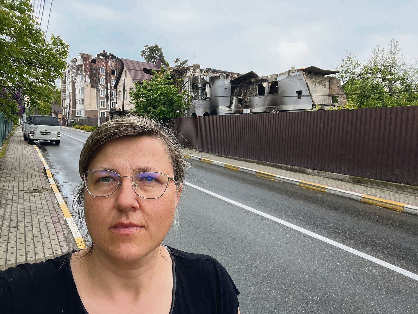 «Wie in der Apokalypse»: Natalia Politova vor dem zerstörten Haus ihrer Familie in Irpin (hinter dem Zaun).