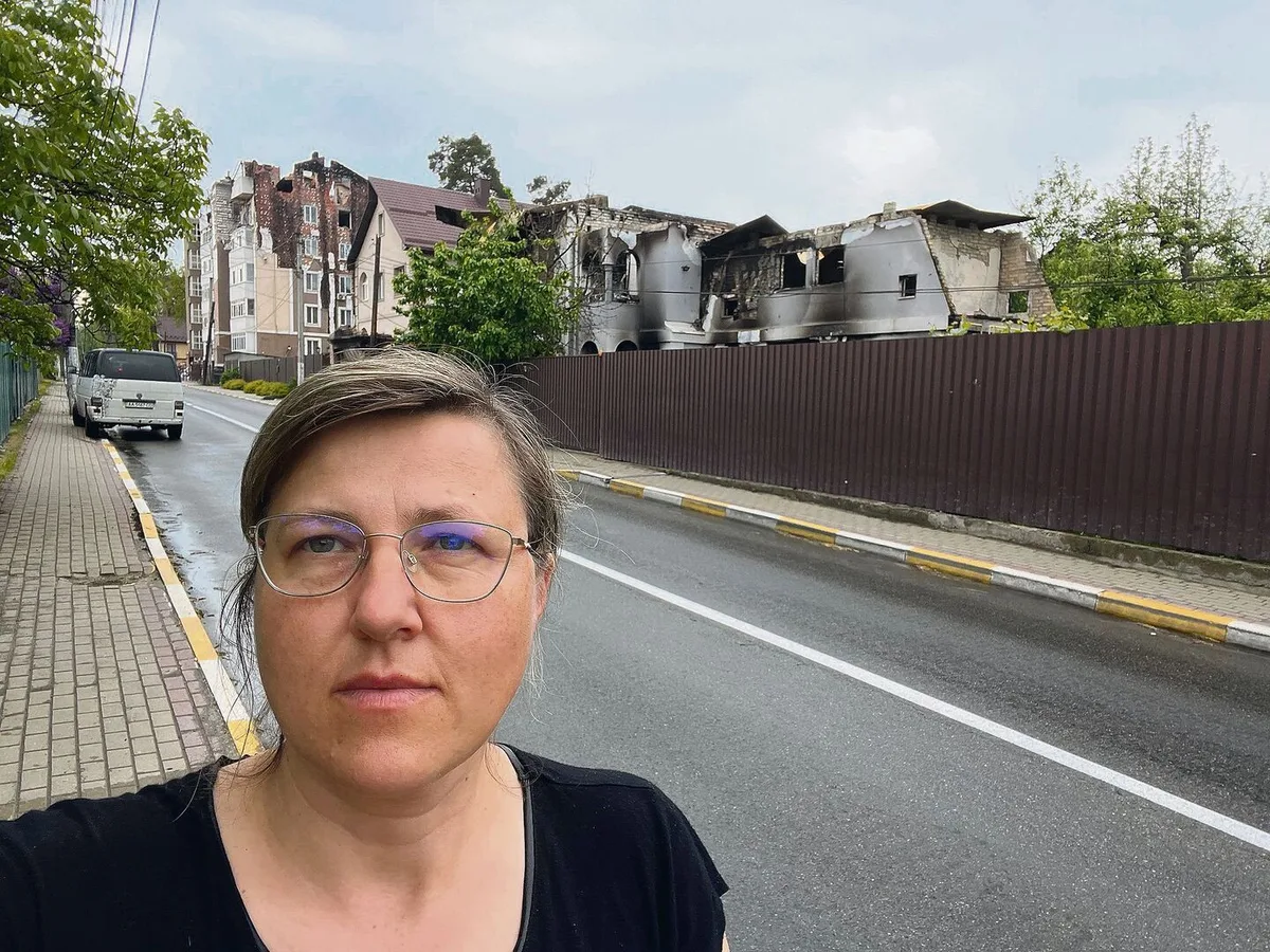 2ea28e45e4141915f18ea6bc713d2d641edc779db3f559fccf046c46e8fa1227 «Wie in der Apokalypse»: Natalia Politova vor dem zerstörten Haus ihrer Familie in Irpin (hinter dem Zaun).
