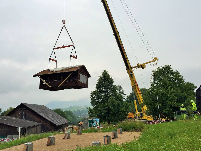 Der Kran mit Teleskop-Mast der Firma Welti-Furrer hob den kompletten Lehrbienenstand des FiBL aus einer Distanz von 45 Metern in die Höhe, drehte sich um 180 Grad. (Bilder FIBL, Franziska Hämmerli)