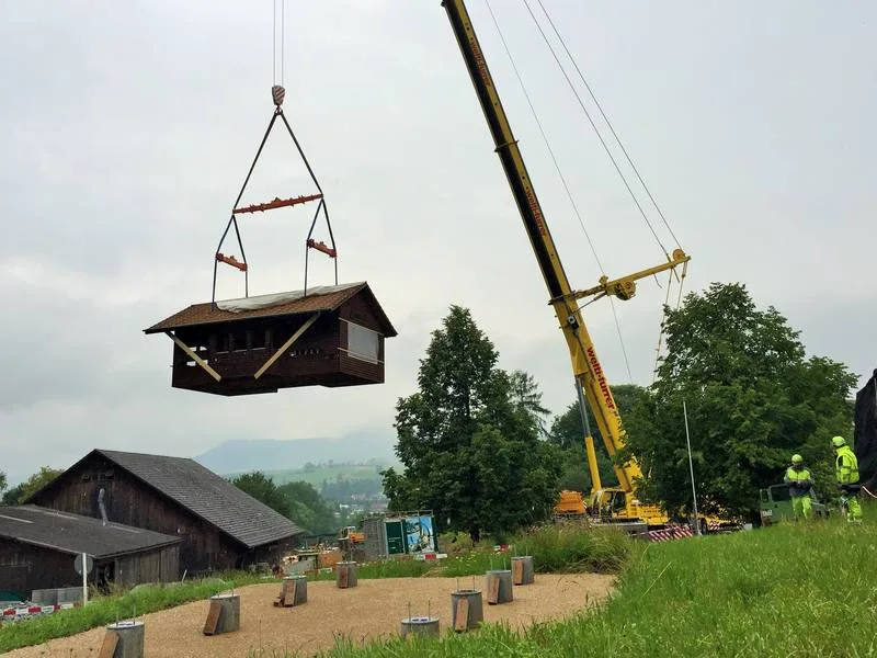 56f5888d0d53d59431d2c5d26cd5adc16f295083 Der Kran mit Teleskop-Mast der Firma Welti-Furrer hob den kompletten Lehrbienenstand des FiBL aus einer Distanz von 45 Metern in die Höhe, drehte sich um 180 Grad. (Bilder FIBL, Franziska Hämmerli)