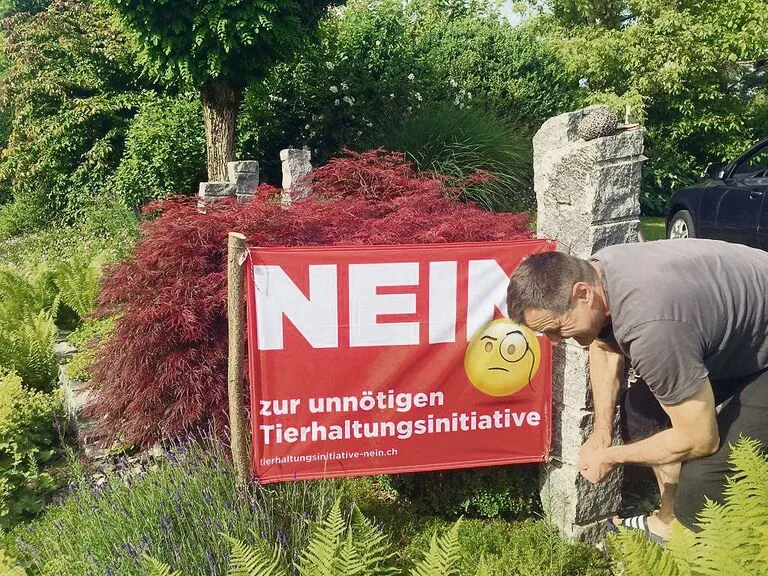 Mit gutem Beispiel voran: Urs Schneider montiert in Solothurn eigenhändig eine Fahne gegen die MTI.